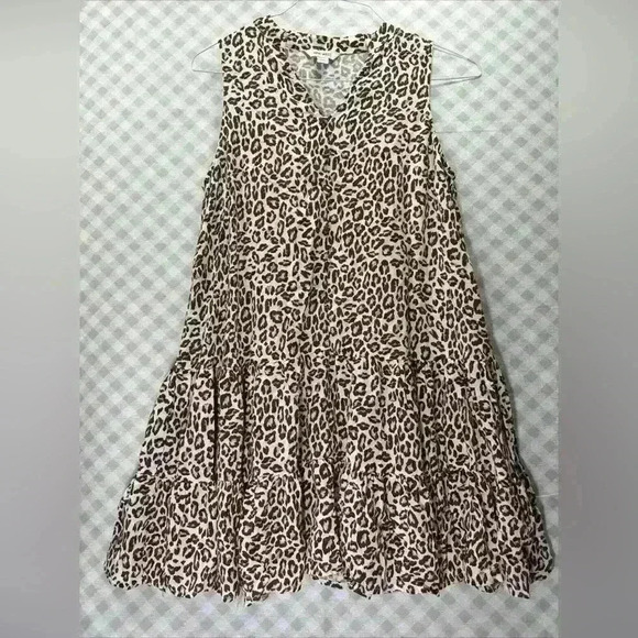 Nine West Tops - Nine West Blouse Women M Large Leopard Print V-Neck Sleeveless Ruffle Bottom